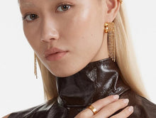 Carregar imagem no visualizador da galeria, Brincos de Argolas com Pingentes. Banho em Ouro