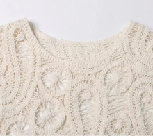 Carregar imagem no visualizador da galeria, Conjunto de blusa e Saia irregular de crochê.