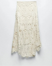 Carregar imagem no visualizador da galeria, Conjunto de blusa e Saia irregular de crochê.