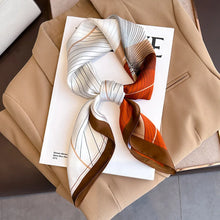 Carregar imagem no visualizador da galeria, Lenço de Seda Estampado- 70x70