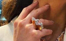 Carregar imagem no visualizador da galeria, Conjunto de Brinco e Anel Geométrico Dourado com Cristal Zircônia Cúbica.