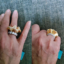 Carregar imagem no visualizador da galeria, Conjunto de Brinco e Anel Geométrico Dourado com Cristal Zircônia Cúbica.