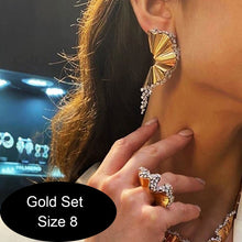Carregar imagem no visualizador da galeria, Conjunto de Brinco e Anel Geométrico Dourado com Cristal Zircônia Cúbica.