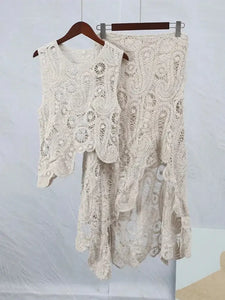 Conjunto de blusa e Saia irregular de crochê.