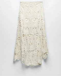 Conjunto de blusa e Saia irregular de crochê.