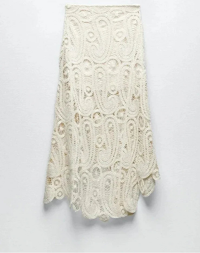 Conjunto de blusa e Saia irregular de crochê.