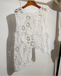 Conjunto de blusa e Saia irregular de crochê.